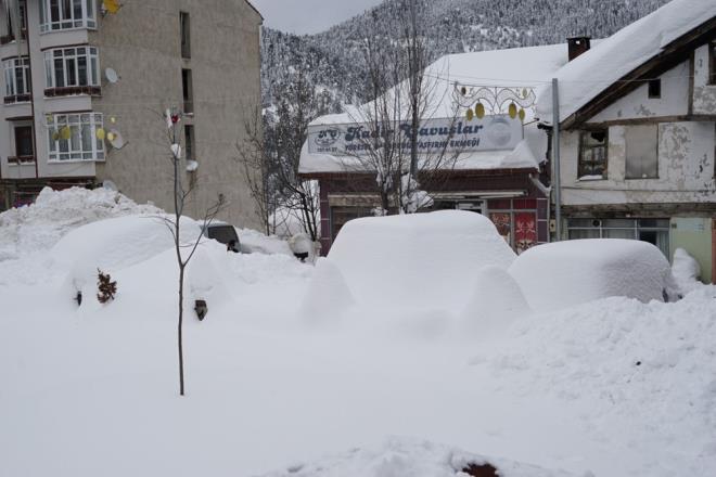 Kastamonu'da son 10 gndr etkili olan kar ya durdu. Tipi eklinde etkili olan kar ya nedeniyle Kastamonu'nun baz ilelerinde hayat durma noktasna geldi.