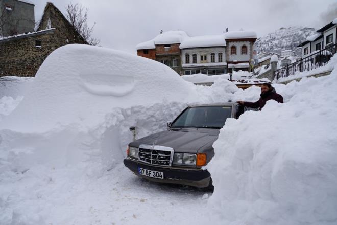 Sinop'un Boyabat ilesinden frnda almak iin Kre'ye geldiini syleyen Mehmet ztrk, ''Kar ya dindi, biz de imdi arabamz arayp taradk ve bulduk. Karn altnda kalan aracmz karmaya alyoruz'' dedi.