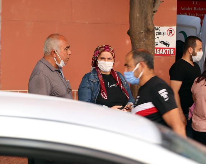 YAKALANMASI N ZEL EKP KURULDU    Jandarma ekipleri, iki kadnn cinayet phelisi olduu deerlendirilen Furkan A.'nn yakalanmas iin alma balatt.    Furkan A.'ya ulalamazken ekipler, olayla balants olduu belirtilen amcas .A. ve kuzeni Murat A.'nn yan sra dier kuzeni O.. ile B.. ve bir kiiye daha gzaltna ald. Mahkemeye karlan pheliler serbest kald. Murat A., temmuz aynda tekrar gzaltna alnp sevk edildii mahkemece tutukland.