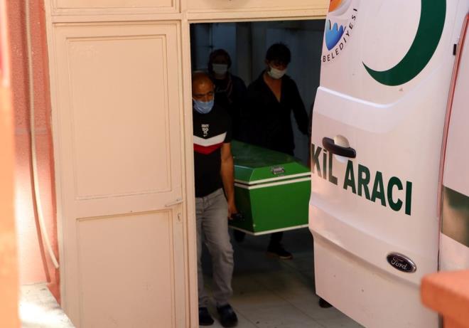 Adana' Kozan'da, 23 Mays 2021 gecesi Eskikabasakal Mahallesi Mft Mustafa Sokak'taki kanal mevkiinde yoldan geenler, park halindeki bir otomobilin camlarnda mermi izleri grnce jandarmaya haber verdi.    hbar zerine blgeye sevk edilen ekipler, otomobilde Tue Duman?n cesedini buldu. Tue Duman?n pompal tfekle vurulduu belirlendi.