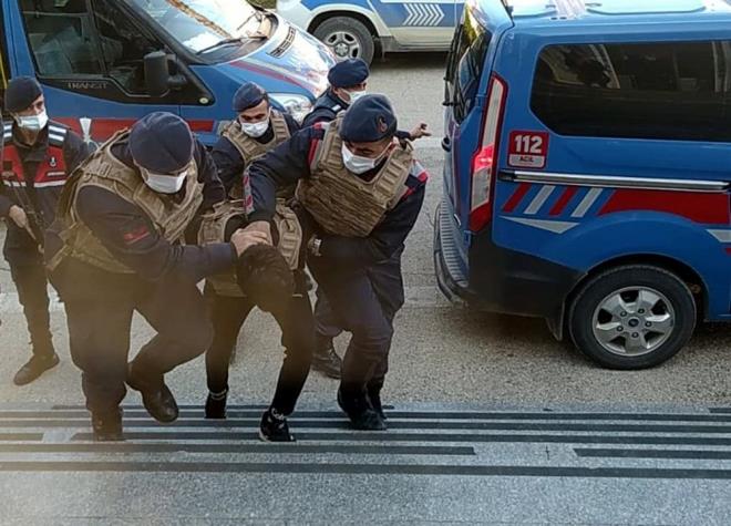 BABASI DA SEVGLSN LDRP, EN YARALAMI    Furkan A.'nn babas Mustafa A.'nn da 26 Mays 2016'da Kozan'da kendisini terk ettiini ileri srd sevgilisi Zbeyde .'y (42) ldrd ve annesi Nahide .'y yaralad ortaya kt.     Kozan Ar Ceza Mahkemesi'nde yarglanan Mustafa A.'nn, 'Zbeyde .'y ldrme' suundan mr boyu hapis, 'olas kastla kasten yaralama' ve 'konut dokunulmazl'n ihlal sularndan da 6 yl 4 ay hapis cezasna arptrld renildi.