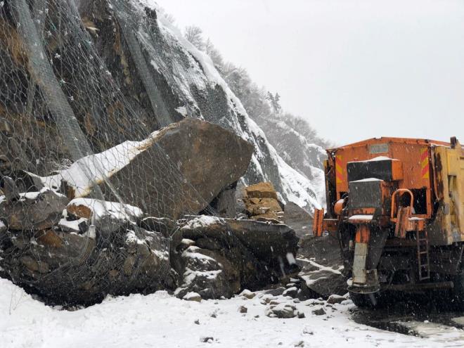 Zonguldak-stanbul yolunun Ilksu mevkisinde saat 12.00 sralarnda heyelan meydana geldi.