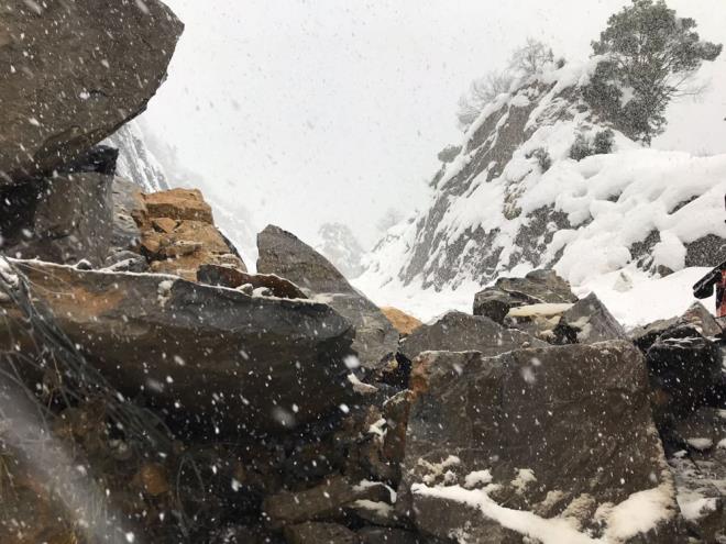 Bu srada yoldan geen Karayollar'na ait kar kreme aracna da kayalar isabet etti, src hafif yaraland.