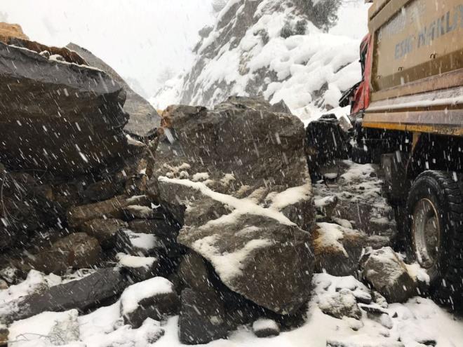 Karayollar ekipleri, kayalar yoldan kaldrmak iin alma balatt.