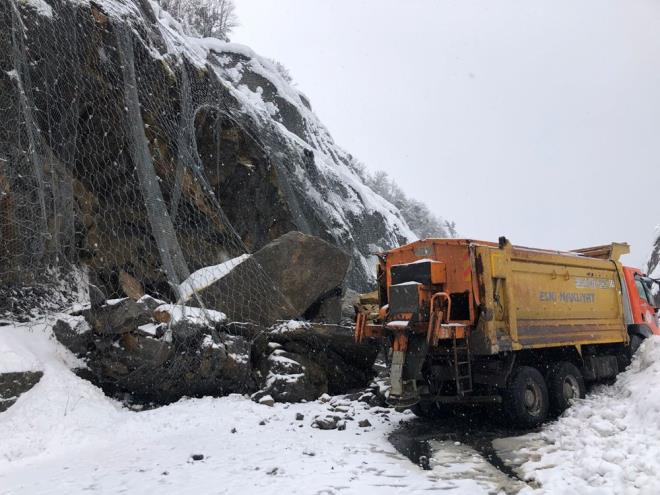 Kar yann etkili olduu blgede dik yamatan kopan kaya paralar yolu dt.