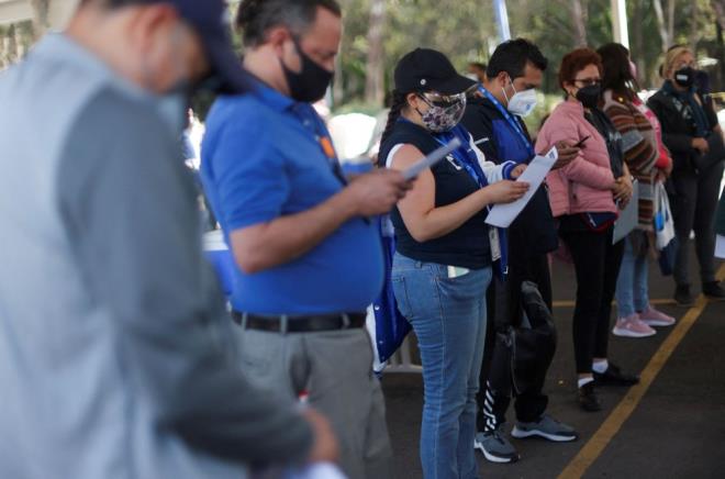 Bancel, "Yine de, Omicron'un baklk kann gsterdii uzun vadeli tehdit gz nne alndnda, Omicron'a zg glendirici adaymz gelitiriyoruz." dedi.