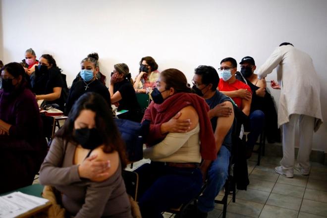 ANTKORLARDA 6,3 KAT D    Dier taraftan, Moderna'nn mevcut nc dozu tarafndan tetiklenen ntralize edici antikorlar, ayn zaman diliminde virsn Wuhan?da tespit edilen orjinal versiyonuna gre 6,3 kat daha hzl azald.