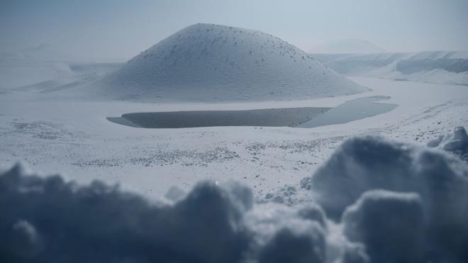Karapnar Belediyesi ekipleri, ile merkezinden kamyonlara ykledikleri kar birikintilerini gle tayor.