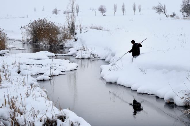 Begz Gl'nden gelen kaynak suyunun zerine kurulan havuzlara gz dneminde balk yavrularn brakan reticiler, k aylarnda verdikleri emein karln baharda alyor.    Nisanda yeterli bykle ulaan balklarn sat yaplyor.