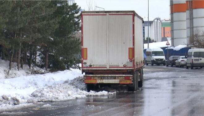 "TIR PARKLARINA KARDAN DOLAYI GREMYORUZ"    TIR parklarna kardan dolay giremediklerini syleyen TIR ofr Serhat kten "1 kilometreyi 4 saatte, arabay kaydra kaydra ancak depoya yanatk. Dnerken 2 kilometrelik yolu 4 saatte gelebildik. Hadmky Gieler'deyiz u an, TIR parknda yer yok. Giren yok kan yok, kapal. Hadmky'deki TIR park da ayn'' dedi.