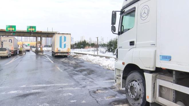 Hadmky Gieler'e yakn noktalarda yol kenarlar ile ara sokaklara TIR'larn park ederek bekleyen ofrler, yollarn almasna ramen, kar nedeniyle yk depolar ile TIR parklarna giremediklerini belirtti.