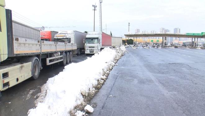 stanbul'da pazartesi gn bastran kar ya nedeniyle yollar trafie kapanm ve srcler mahsur kalmt.