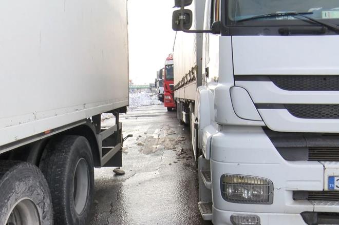 Biriken TIR'lar nedeniyle blgede trafikte aksaklklar yaanrken TIR ofrleri, yetkililerden soruna zm bulunmasn istiyor.