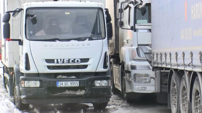 "PAZARTES KAR YADI DAHA DA BURADAN IKAMADIK"    TIR ofr Harun Muslu ise "Cuma gn buraya geldim yk boaltmaya fakat pazartesi kar yad daha da kamadk. Ykleme yerinin n kapal kardan ara girmiyor. Tahminimce burada pazartesiye kadar beklerim. Ana yollar ak ama ara yollar tamamen kapal" diye konutu.