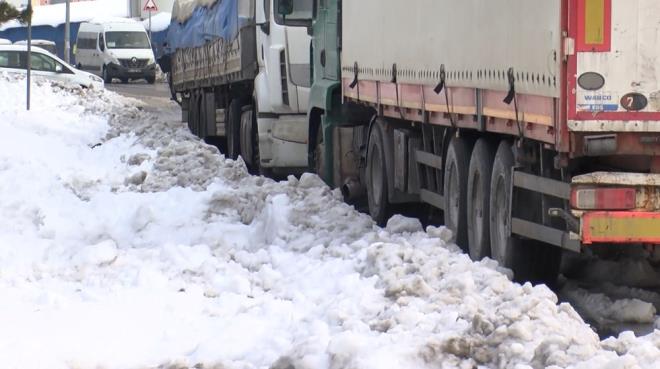Kar nedeniyle kapanan yollar yaplan almalarn ardndan ald. Ancak Hadmky'de TIR'larn yol kenarlarndaki bekleyileri sryor.