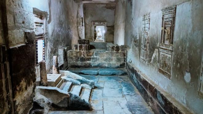 Blgede eski Msrllar tarafndan kutsal kabul edilen mumyalanm hayvanlarn bulunduu yeralt mezarlnn yan sra, M.. 4. yzyl ile M.S. 2. yzyla dayanan 39 ayr mezarlk da yer alyor.