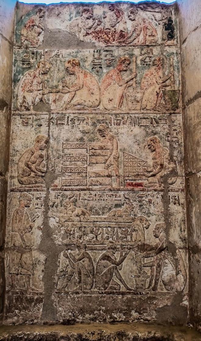 Mezarn zerinde eski Yunanca bir iir olduunu kaydeden Tevfik, zadora'nn lmnden sonra babasnn, kzn mumyalatarak Tuba el-Cebel blgesinde yaptrd mezarla defnettiini belirtti.