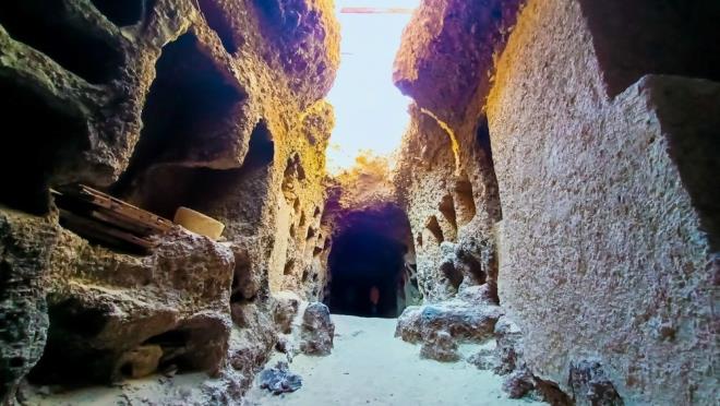 Tevfik, sonu hznl biten bu hikayeye gre, zadora'nn ak olduu bir askerle evlenmek istediini ancak babasnn bu evlilie kar ktn ve sevdii adamla kaarken Nil Nehri'nde boularak ldn anlatt.