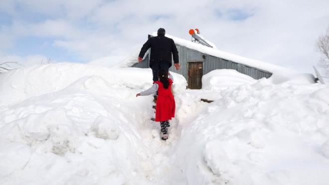 ?ARTIK KAR ATACAK YER KALMADI?    8-9 defa damda kar temizlii yaptklarn vurgulayan vatandalardan Mustafa Yndem ise ?Artk kar atacak yer kalmad. Bu sene 1,5-2 metre kar ya var herhalde. Btn evler kara gmlm durumda. Hayat durdu. Damn stndeki kar aa atyoruz, evlerin n kapand iin bir de aa inip kaplarn nn temizliyoruz. Bunu yapmak zorundayz yoksa yollar kapanr ve insanlar geemez. Evlerin n fazla kapand zaman patika yollar yapp aralardan yle gidip geliyoruz? diye konutu.
