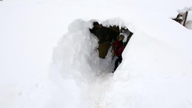 ?KAR NSAN BOYUNU GET?    Kar yann bu sene hi ara vermediini anlatan Eyp Omur, ?Her gn her gn kar yayor. Kar insan boyunu geti. Burada ok rzgar ve tipi oluyor. Frtna nedeniyle baz yerlerde kar kalnl 4 metreye ulayor, baz yerlerde ise yarm metre? ifadelerini kulland.