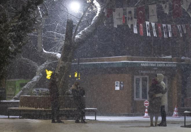 Yava, "1052 ara, 3 bin 138 mesai arkadamzn sahadaki almalarn canl olarak izleyebilirsiniz. Sabah da 'kartakip.ankara.com.tr'den yollarn durumunu kontrol etmeden ltfen trafie kmayn" uyars yapt.