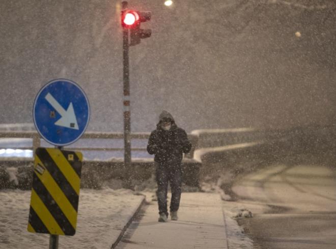 Youn kar yann etkili olduu Bakent'te, cadde ve sokaklar beyaza brnd.
