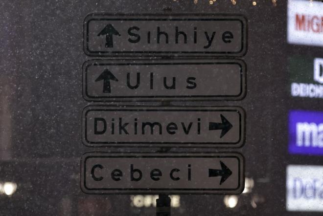 Ankara'nn baz blgelerinde akam saatlerinde balayan kar ya sryor.