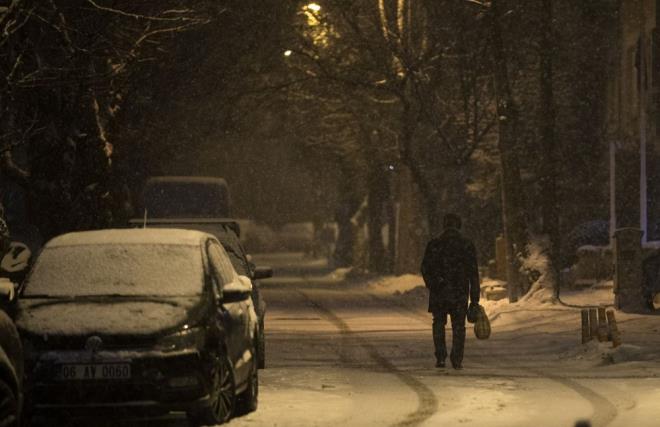 Ankara Bykehir Belediye Bakan Mansur Yava, sosyal medya hesabndan yapt aklamada, akam saatlerinde balayan kar yann sabaha kadar devam edeceini belirtti.