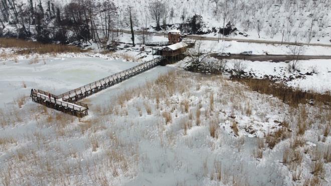Kent merkezine 25 kilometre uzaklkta bulunan Efteni Gl, getiimiz hafta etkili olan youn kar ya sonrasnda hava scaklnn eksi 10 dereceye kadar dmesi sonucu buz tuttu.