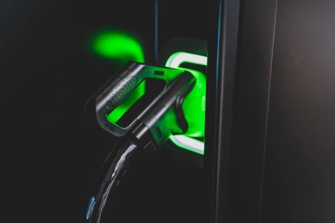 HIZLI VE SON DERECE BAST    Audi arj istasyonunda hizmet almak isteyen mteriler, myAudi uygulamasnda bulunan rezervasyon ilevinden yararlanyor ve alt arj alanndan birini rezerve edebiliyorlar. Sistem de son derece kolay ve hzl; Tak ve arj et (Plug and Charge - PnC)  ilevinin geerli olduu istasyonda, alt alandan ikisinde RFID (radyo frekans tanmlama) kart olmayan Tak ve arj ilevine sahip modelleri arj etmek de mmkn. Kimlik dorulama, arj kablosu araca balanr balanmaz ifreli iletiim araclyla otomatik olarak gerekleiyor.