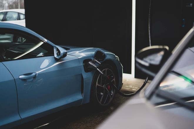 Elektrikli otomobillerden karlan kullanlm ve ilenmi lityum iyon pilleri, ikinci mrlerinde enerji depolama sistemlerinde kullanan bir projeyi de hayata geiren Audi, bu almasn istasnyona da uyguluyor. Enerji depolama zm sayesinde Audi, zaman alc prosedrler gerektiren, yksek voltajl g hatlar ve pahal trafolara ihtiya duymakszn, elektrik ebekesinin yeterli olmad durumlarda hzl arj altyapsna destek oluyor.