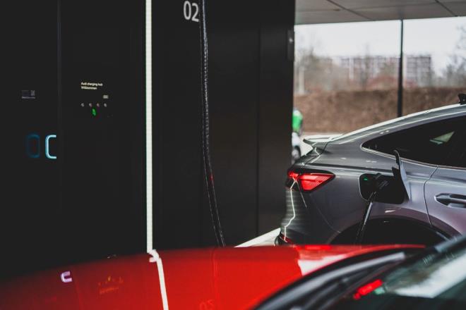 Mteriler, elektrikli aralarn istasyondaki alt arj noktasnda 320 kW'a kadar gle arj edebiliyor. stasyonda gnde ortalama 80 ara arj edilebiliyor.