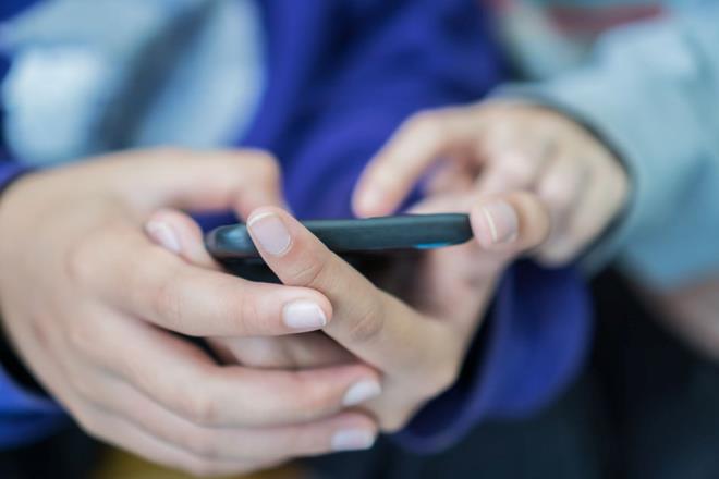 AKILLI TELEFON LE COVD-19 TEST NASIL YAPILIYOR?  <br>  Testi kullanabilmek iin tkrnz bir test kitine yerletirmeniz gerekiyor. Ardndan, uygulamann  tkrk rneinde bulunabilecek herhangi bir viral RNA'y tespit edebilmesi iin reaktif bir solsyon ekleniyor. Numune daha sonra zerinde LED k bulunan bir karton kutu ile kaplanyor.