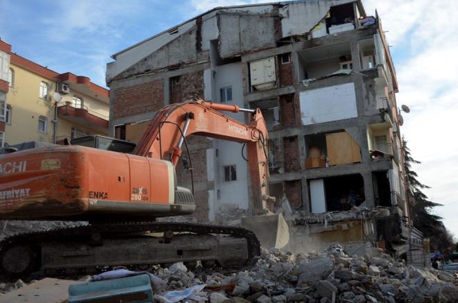Boaltlan bir cephesinin duvar olmayan evde oturan Saim Kondu, "Bizim binann duvar yokmu. Ykm ekibini uyardk. Bizi tahliye de etmediler. ikayetimiz zerine belediye gelip bizi uyard. Duvar kim recek bilmiyoruz. Kaldk ayaza. Duvarlar almlar. Yan binann duvarn kullanmlar" eklinde konutu.