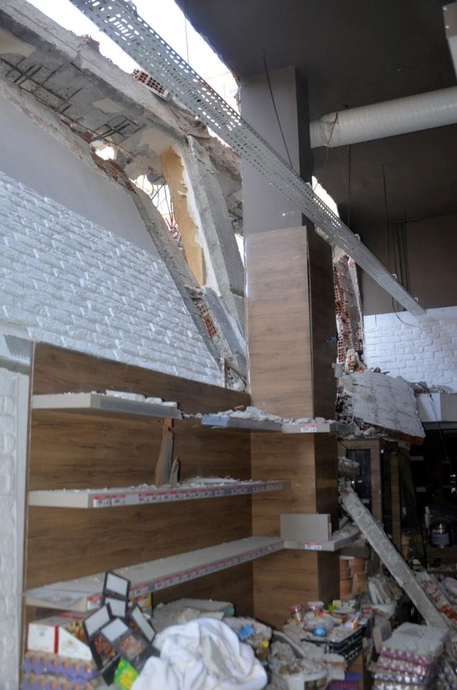 GEC OLARAK TAHLYE EDLD    Duvarn yklan binaya ait olduu, mteahhidin 'maliyeti drmek' amacyla yapt ikinci binann bu cephesine duvar yapmad anlald.    Bitiikteki 5 kattaki 10 daire ile 3 dkkan risk altnda bulunduu gerekesiyle geici olarak tahliye edildi.