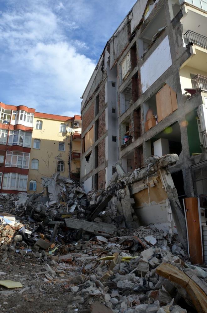 Bitiikteki binada oturanlar her kepe darbesi ile evlerinin duvarlarnn da ykldn grnce belediyeye haber verdi.    Gelen ekipler ykm irketinin szlemede belirtildii gibi sadece kentsel dnm kapsamndaki binann ykmnn yapldn, iki bina arasnda yllardan bu yana ortak duvar kullanldn belirledi.     Avclar'da yklan binann bitiiindeki bina duvarsz kald: 40 yl ortak duvar kullanmlar - 3