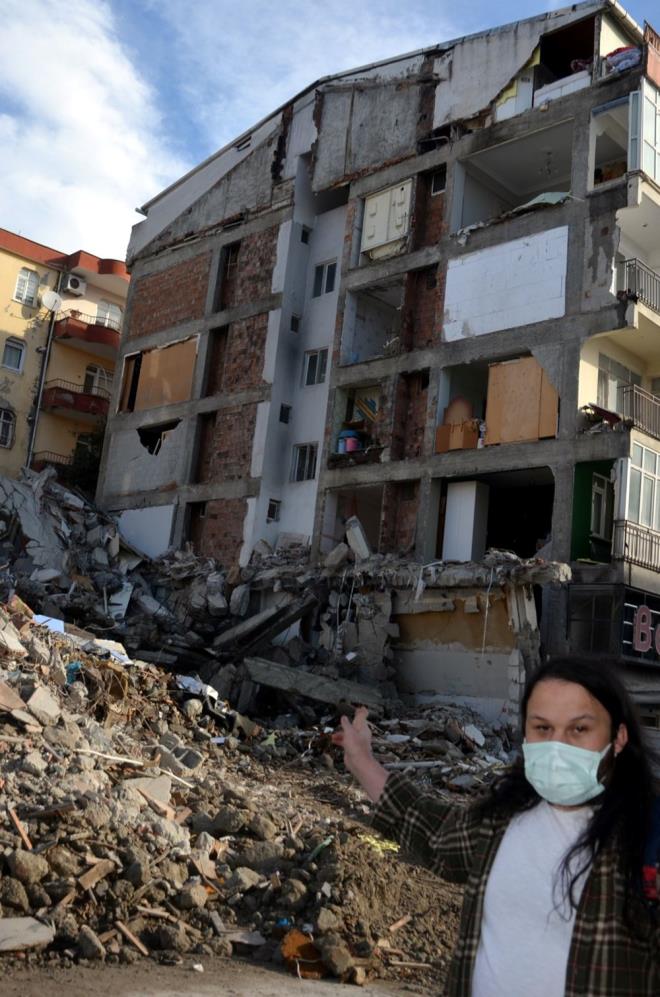 "DUVARLARI ALMILAR"    yerinin duvar yklan Aydn Ezer, "Binamzn duvar yok. Yatmlar stne. Bizim binamzn duvarn da ykm oldular. Herkes bana geleni ekecek. u an bizim bina ilgili kentsel dnm karar yok. Herkes evden karld. Ne olacan greceiz" dedi.