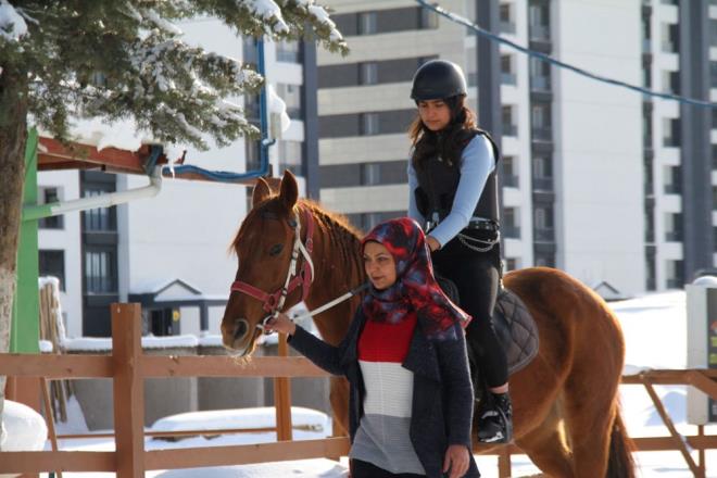 ''ATLARA OLAN BAIM OCUKLARIMDAN DAHA FAZLA''    5 yldr profesyonel olarak seyislik yapan Tra, ?Atlara olan bam ocuklarma olan bamdan daha fazla? dedi.