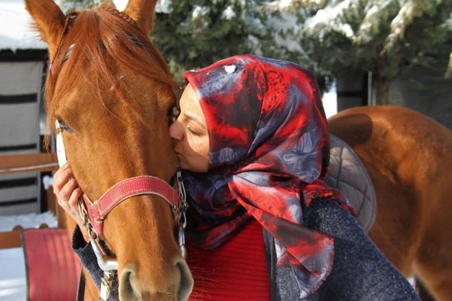 "ATLAR BENM OCUKLARIM GBLER"    5 yldr lisansl seyislik yapan Pnar Tra, atlarn ocuklar gibi olduunu belirterek ''Evde nasl ocuklara bakmak zorundaysam burada da bunlara bakmak zorundaym nk bunlar bize daha muhta'' dedi.