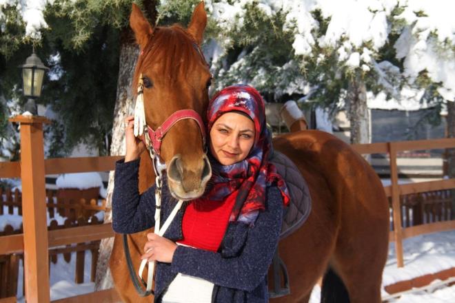 ''YAPAMAZSIN' DYENLER BEN HIRSLANDIRDI''    Tra, yle konutu:    ''Bana 'Yapamazsn' dediler. Onlarn sylemi beni hrslandrd ve o 'Yapamazsn' diyenlere inat iimi yapyorum. Atlar benim ocuklarm gibiler. Evde nasl ocuklara bakmak zorundaysam burada da bunlara bakmak zorundaym nk bunlar bize daha muhta, her zaman seni beklerler verirsen yerler vermezsen yiyemezler. O yzden atlara olan bam ocuklara olan bamdan daha fazla.''