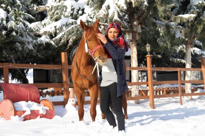 ''YAPAMAZSIN'' DEDLER    Tra, belgeyi aldktan sonra evresindeki vatandalarn ''Yapamazsn, sen kadnsn'' demelerine aldr etmeyerek iinin bana geti.