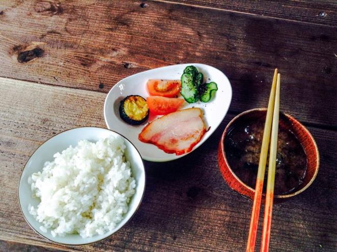 Ayn zamanda uzmanlar, kalori kstlamann sk bir diyete gre daha kolay olduunu sylyor. Hara Hachi Bu ilkelerini kullanan ve iki yl boyunca kalorilerin yzde 12 orannda kstland bir ABD almasnda katlmclardaha uzun yaamla ilikili hormonlarda art sergiledi. Ayrca vcut arlklarnn yzde 10?unu kaybettiler.