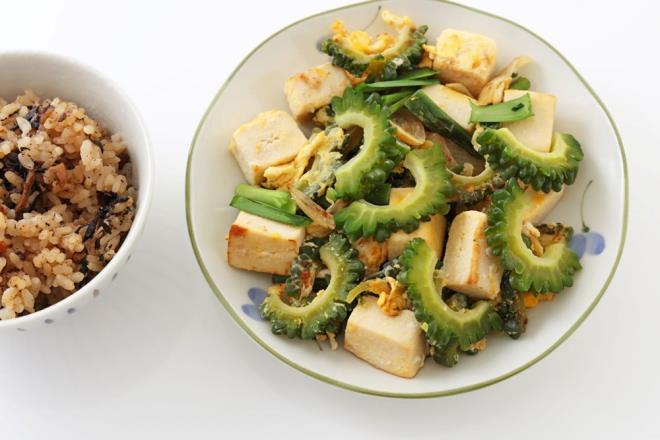 HARA HACH BU NASIL YAPILIR?    Yava yiyin ve yemeinize konsantre olun. Siz sindirirken salglanan hormonlarn tokluk hissini beyninizde kaydetmesi yaklak on dakika sryor. Ayrca, yemek yerken TV izlemeyin ya da okumayn. Ara sra banz ve atalnz brakn.