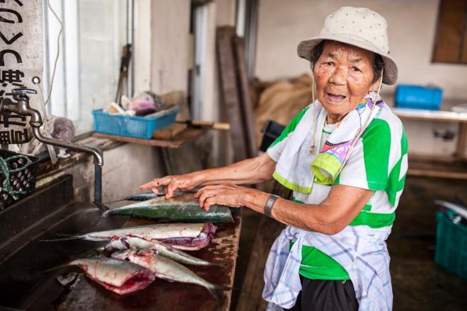 Bunlarn yan sra protein ve yksek lifli gdalara ncelik verin. Bir kii, ortalama olarak, yedii yiyecekleri sindirmek iin gnlk enerjinin yaklak  yzde onunu kullanyor.  Ancak bu yzde, yediiniz yemein trne gre deiiyor. rnein, protein sindirmek en fazla enerjiyi alyor. Proteindeki toplam kalorinin yzde 20 ile 30'u onu sindirmek iin harcanrken, karbonhidratlar da bu oran yzde 5-10, yalarda ise yzde 0-3 arasnda deiiyor.