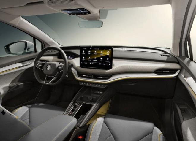 Skoda Enyaq Coupe iV'nin tm versiyonlarnda tam panoramik cam tavan standart olarak bulunuyor.