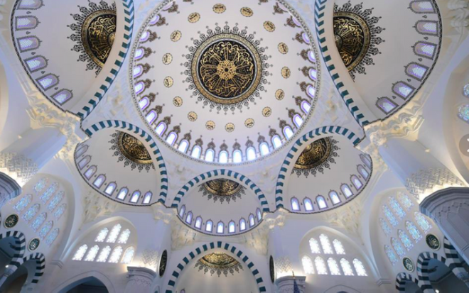 Regaip Kandili zikirleri hangi tesbihler ekilir : Regaib Kandili gecesinin ihys, yats namazyla sabah namazn camide cemaatle klmakla olur.