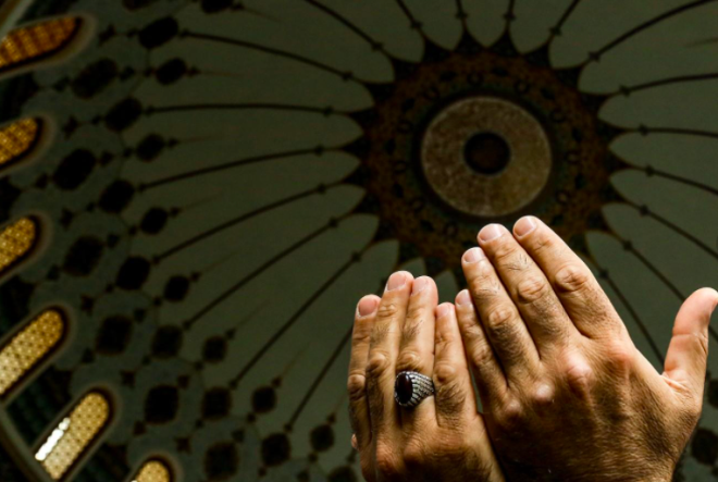 nsan sabahlara kadar, akamlara kadar ibadet etmi gibi sevab kazanr. Bir baka ihy ekli zikirdir. Regaib Kandilinde "L ile illallah", "Allahmme salli al seyyidin muhammedin ve al li seyyidin muhammed", "Estafirullah", "Sbhnallah", "Elhamdlillh", "Allahu ekber", "L havle ve l kuvvete ill billhil aliyyil azm", "Allah" zikirlerini ekmek byk sevaptr.