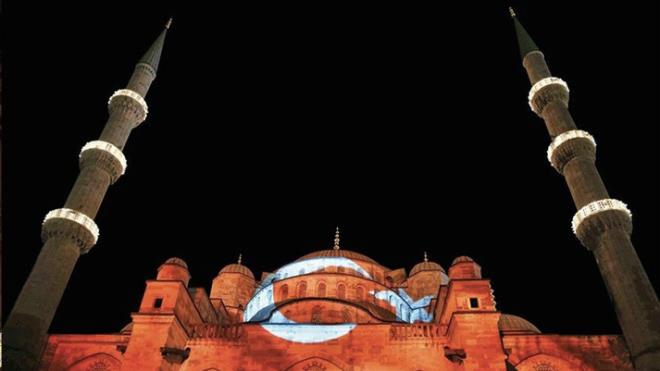 Regaip Kandili namaz nasl niyet edilir : Regaip kandilinde klnan Hacet Namaz, iki, drt ya da on iki rekat eklinde klnabilir. Kandil namazna ise yle niyet edilir; Y Rabb, niyet eyledim rz-i erfin iin tesbih namazna. Y Rabb, bu gece terifleriyle lemleri nra garkettiin sevgili habbin, baimzn tc Resl-i Zn Efendimiz Sallallahu Aleyhi Wesellem'in hrmetine ve bu geceki esrrn hrmetine ben ciz kulunu da afv- ilhne, feyz-i ilhne mazhar eyle. Allh Ekber?.