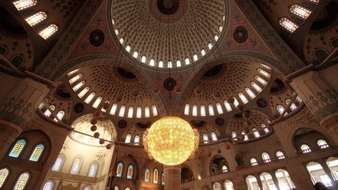 Regaip Kandili tespih namaz nasl klnr : Regaip Kandilinde gnahlarn affna vesile olan tesbih namaz 4 rekat olarak klnr. Bu namaz klabilmek iin u tesbihi ezbere bilmek gerekir. "Sbhnallhi vel-hamd lillhi ve l ilhe illallh vallh ekber. Ve l havle ve l kuvvete ill billhil-aliyyil-azym". Regaip Kandili Tesbih namaznda her rekatte okunan tesbih adedi 75'dir. Drt rek'atte 300 tesbih okunmu olur.