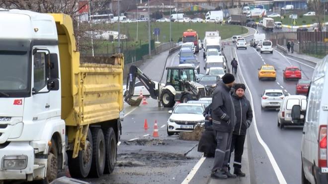 Bahelievler Yenibosna Deirmenbahe Caddesi zerinde sabaha kar cadde zerinden geen su hattnda patlama meydana geldi.